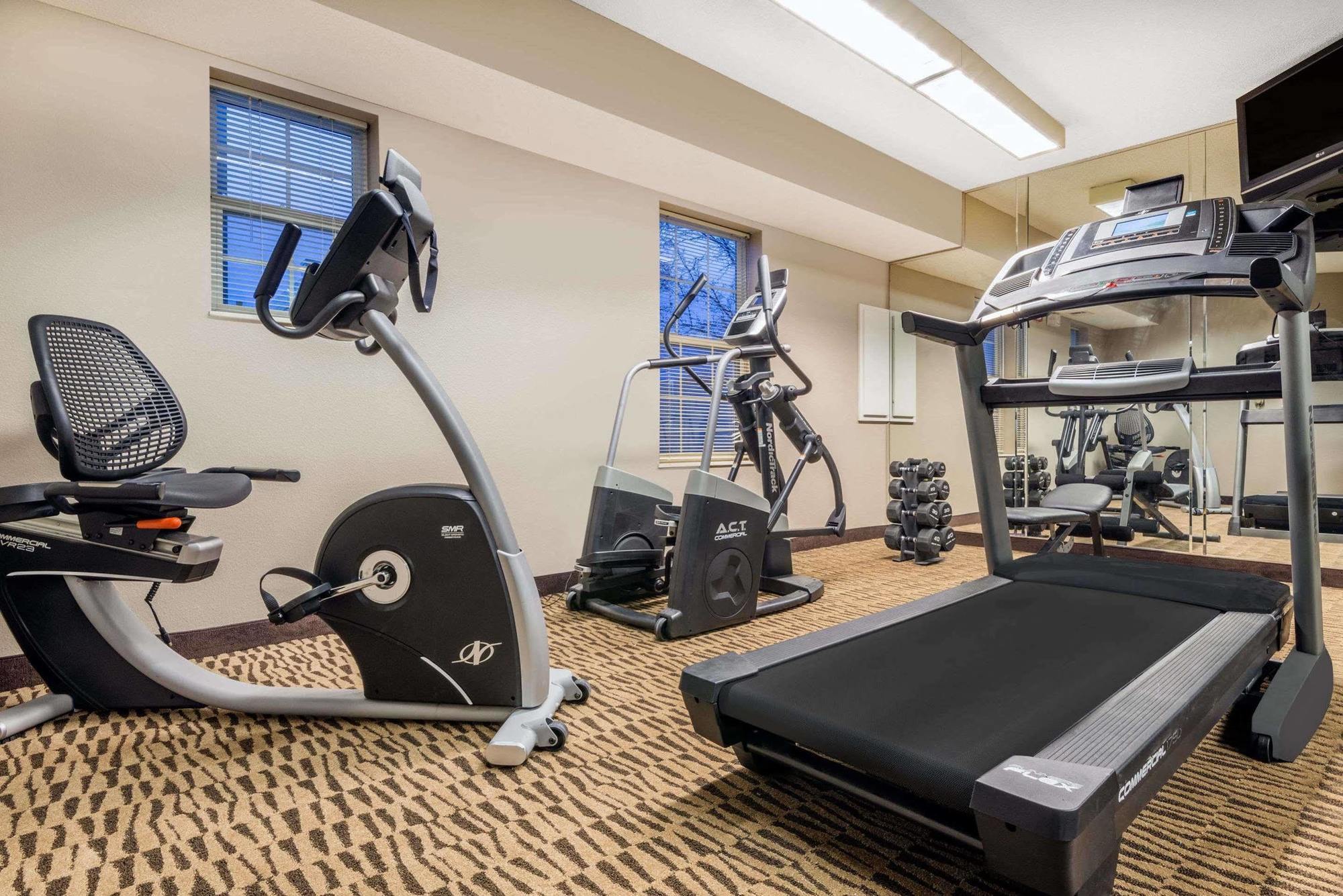 Hawthorn Suites By Wyndham Louisville North Джеферсънвил Екстериор снимка